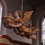 Taufengel in der Schloßkirche von Ahrensburg-->