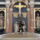 Taufstein-Figur in Loschwitzer Kirche - gerade gerückt