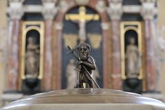 Taufstein-Figur in Loschwitzer Kirche - gerade gerückt