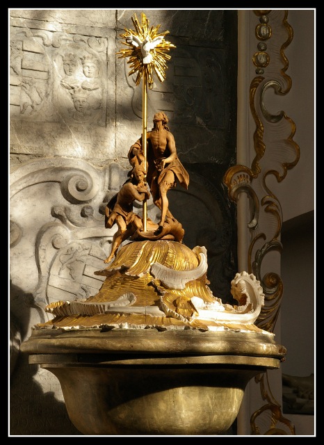 Taufstein in der St. Gallus und Ulrich Kirche