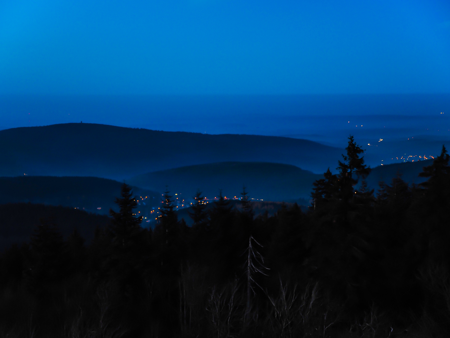 Taunus am Großen Feldberg bei Nacht mit Blick auf den Ort Schmitten