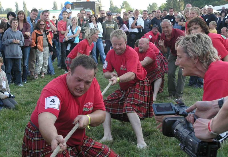 Tauziehen bei den HIGHLANDS GAMES auf der Pferderennbahn in Halle/S