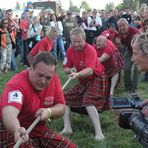 Tauziehen bei den HIGHLANDS GAMES auf der Pferderennbahn in Halle/S