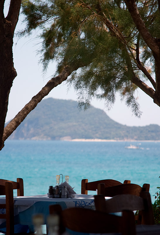 Taverne mit ausblick auf die "Schildkröteninsel"