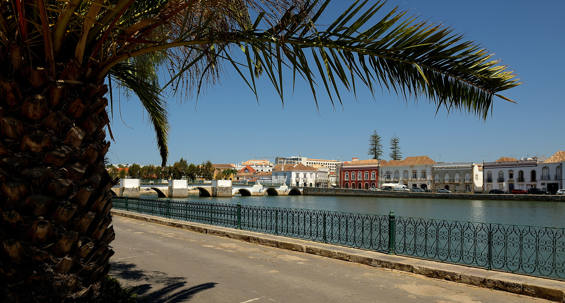 Tavira zählt zu der schönsten und romantischsten Stadt der Ostalgarve. Im Hintergrund....