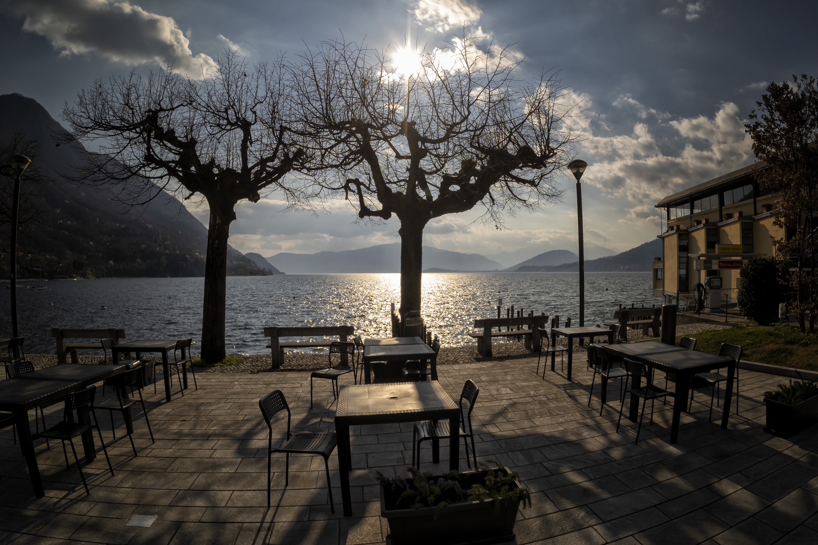 Tavoli in Piazza Lago