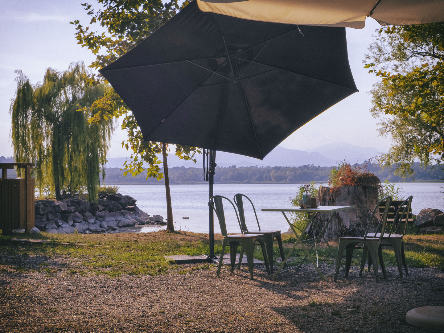 Tavoli sul lago