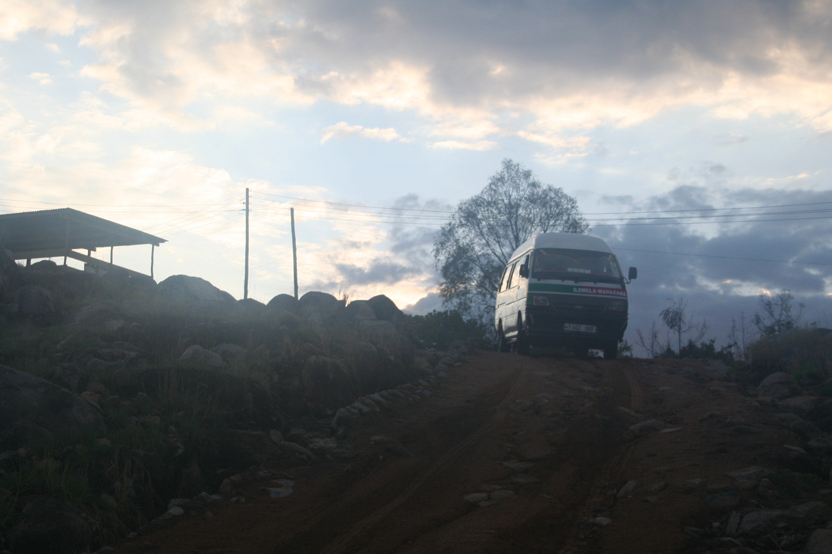 Taxi auf einem Hügel über dem Viktoriasee in Mwanza/Tanzania