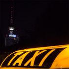 Taxi in Berlin bei Nacht