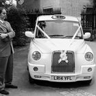 Taxifahrer für ein Hochzeitspaar, gesehen in London