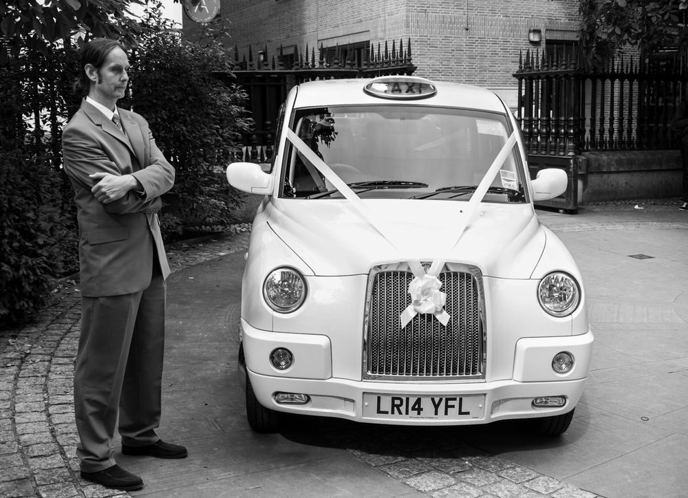 Taxifahrer für ein Hochzeitspaar, gesehen in London