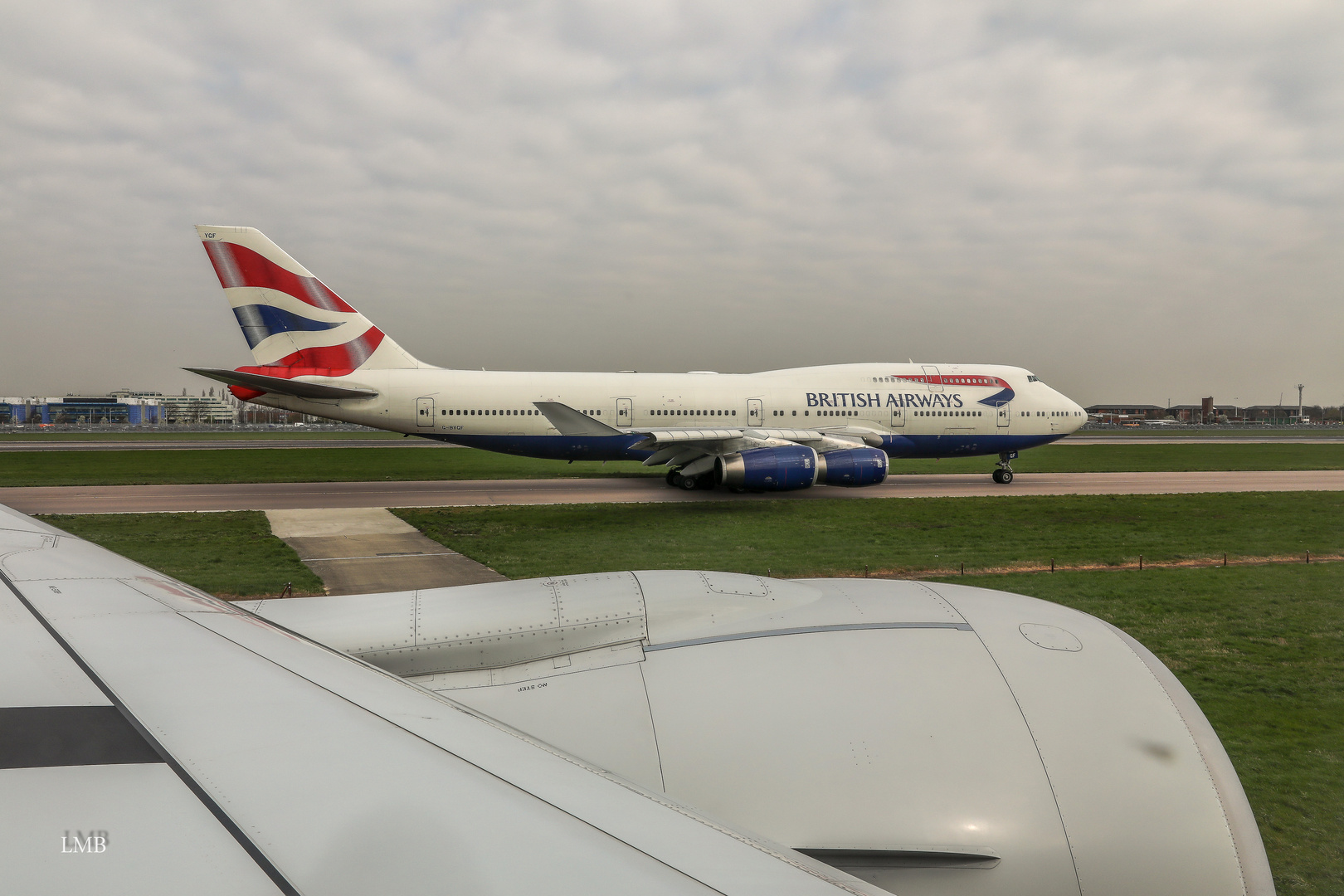 Taxiing by side