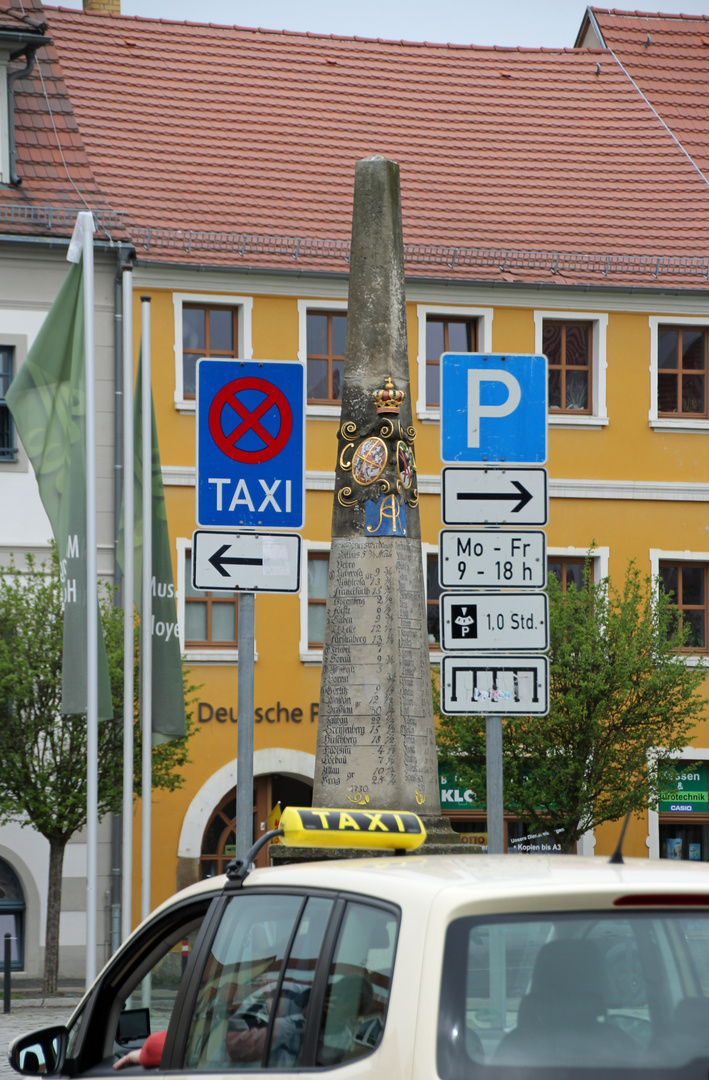 Taxiplatz vor sächsischer Postmeilensäule