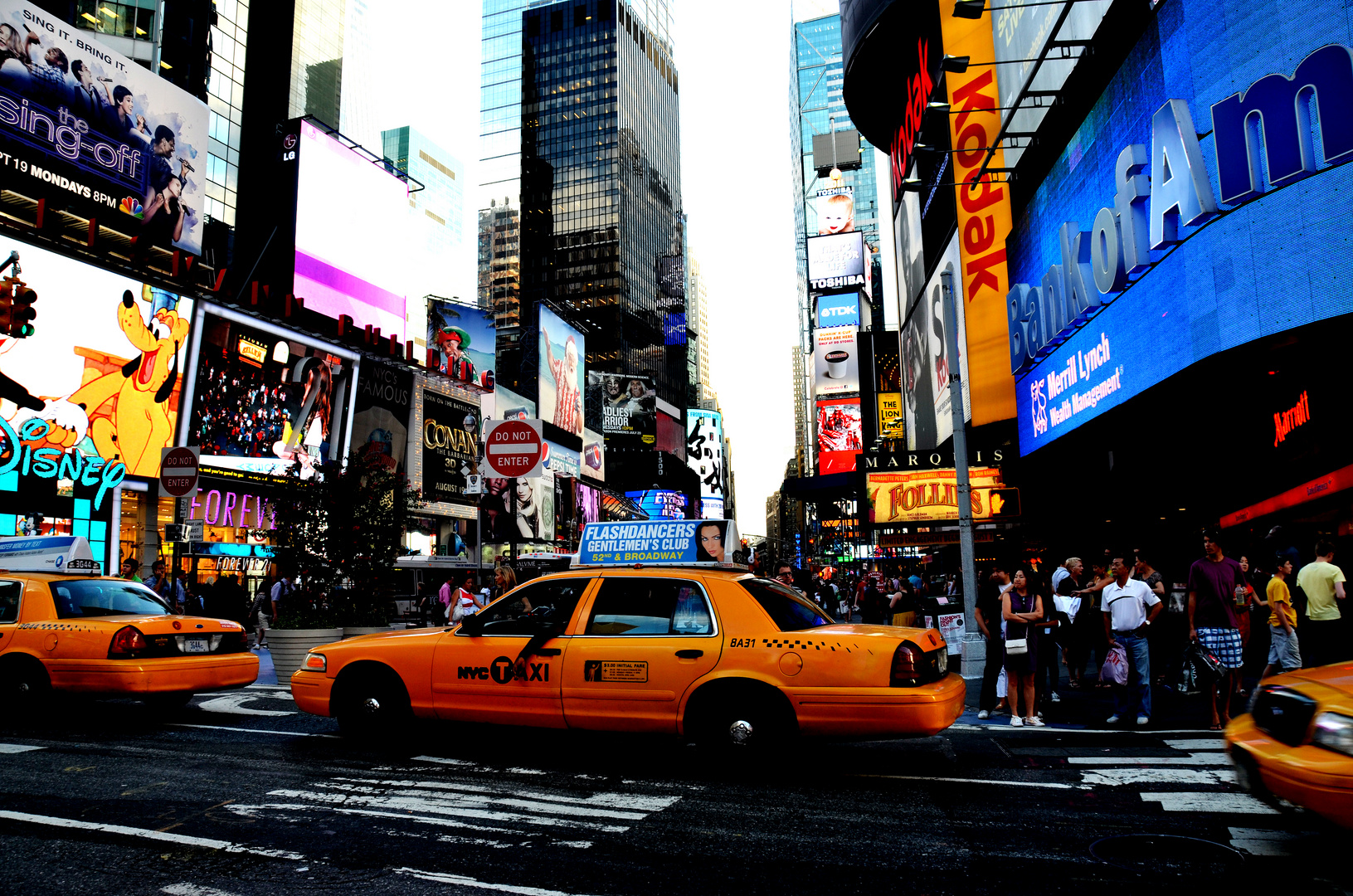 taxis at times square