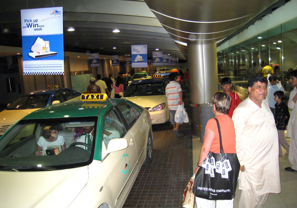 Taxis vor dem Supermarkt