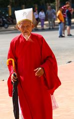 Tay Ninh, Priester in red