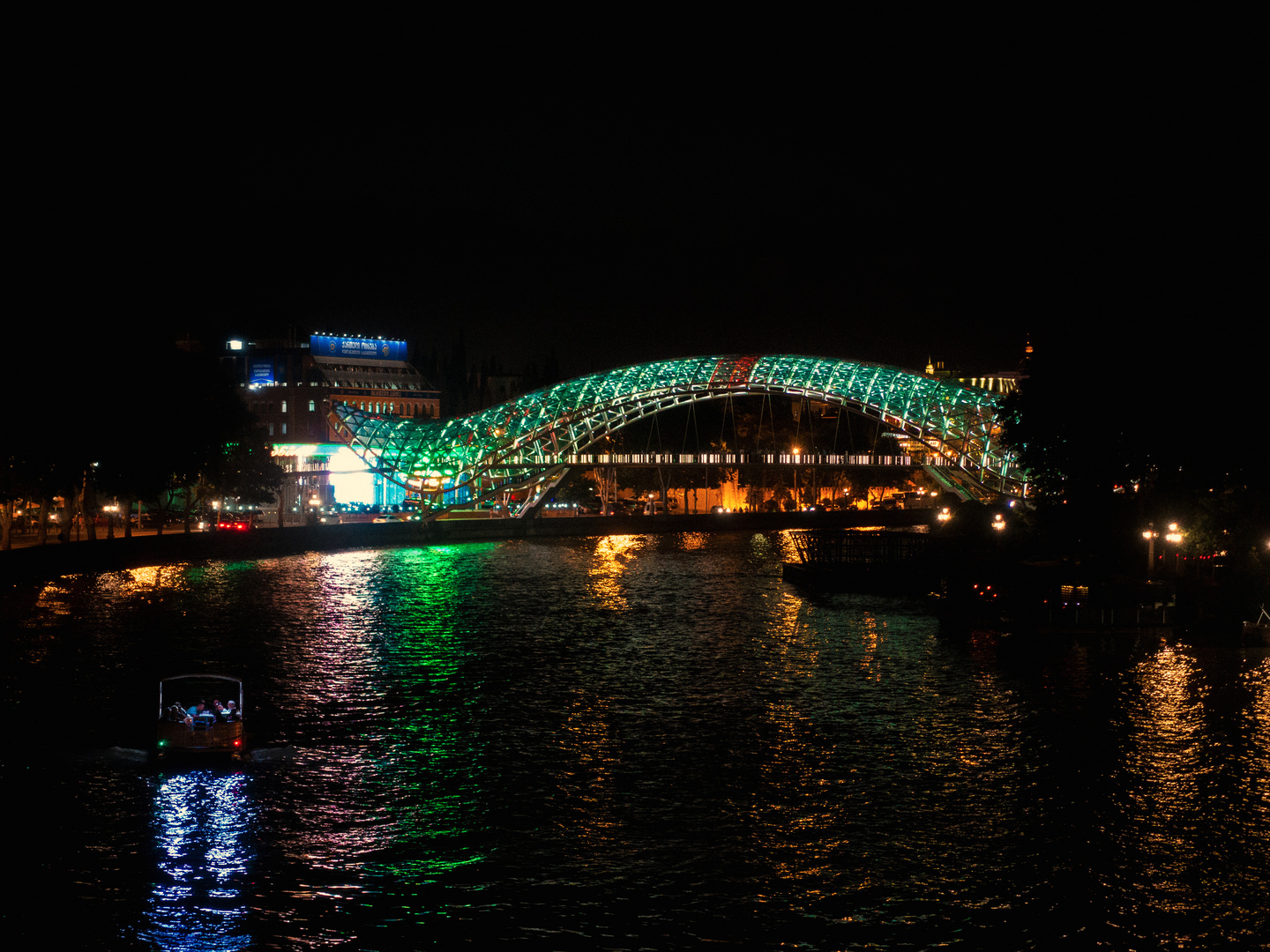 Tbilisi Friedensbrücke bei Nacht