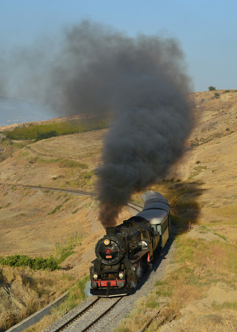 TCDD 56 548 mit Personenzug in Westanatolien im Oktober 2017