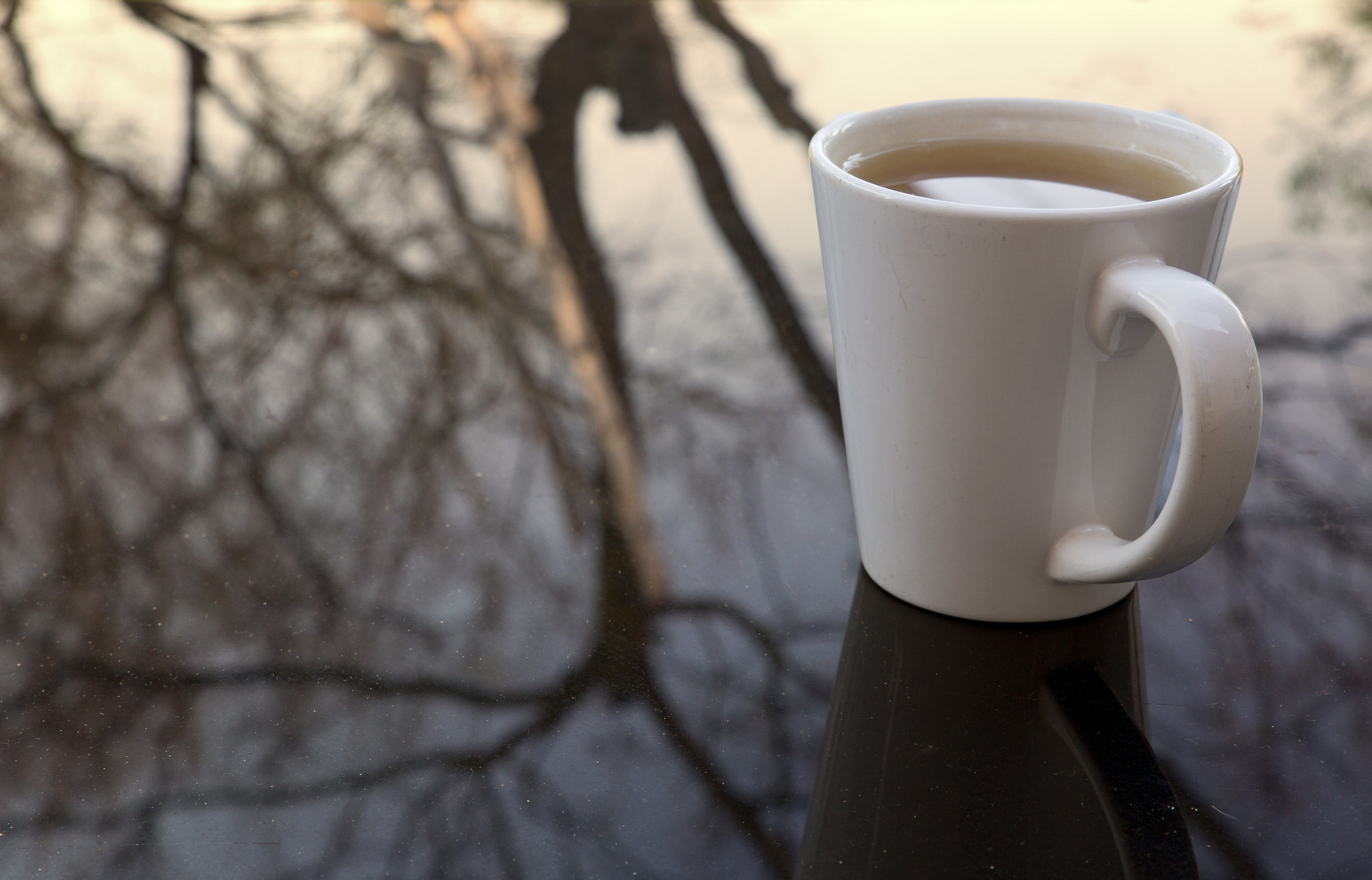 Té de la tarde en la mesa del jardin