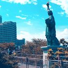 teal and orange Freiheitsstatue in Odaiba