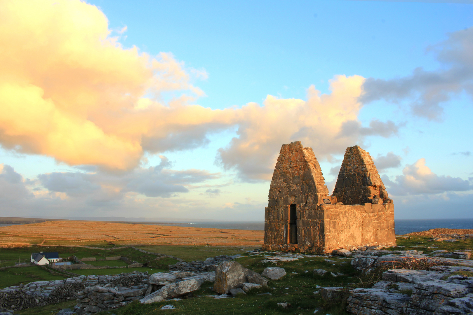 Teampall Bheanain_2 (Saint Benan's Church)