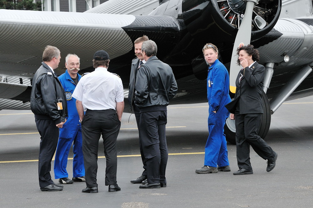 Teams treffen sich: JU-Air HB-HOT meets Lufthansa D-AQUI