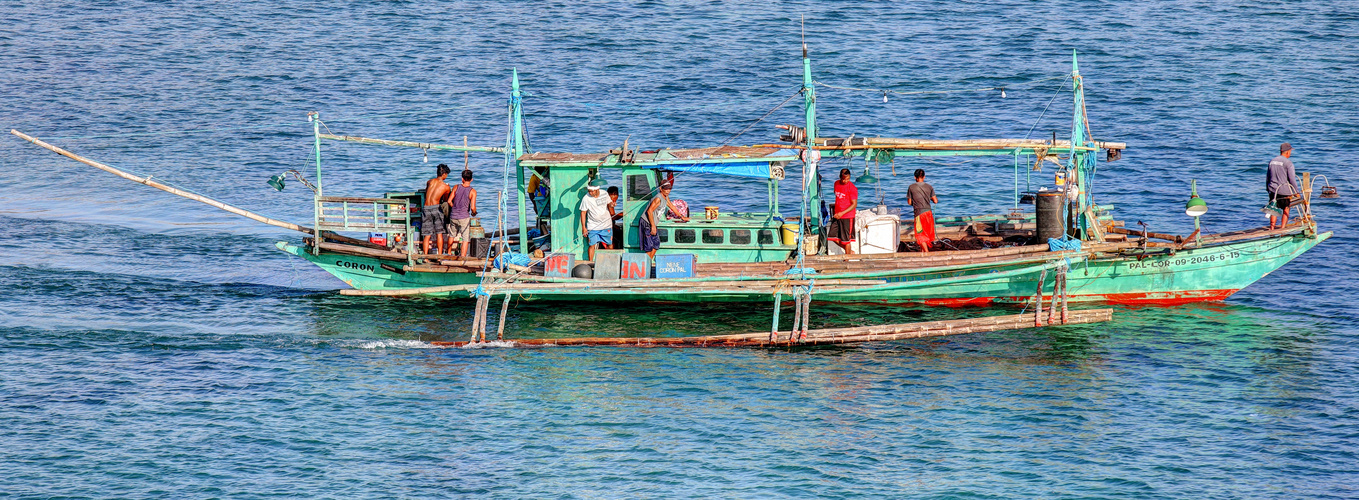 Teamwork auf einem Fischerboot