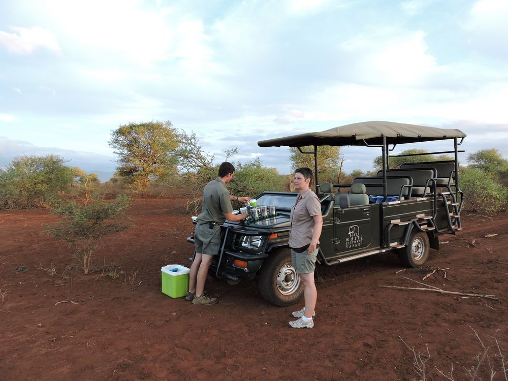 TeaTime ; Pause nach interessanter Fahrt durch das Tierparadies White Elephant Resort.