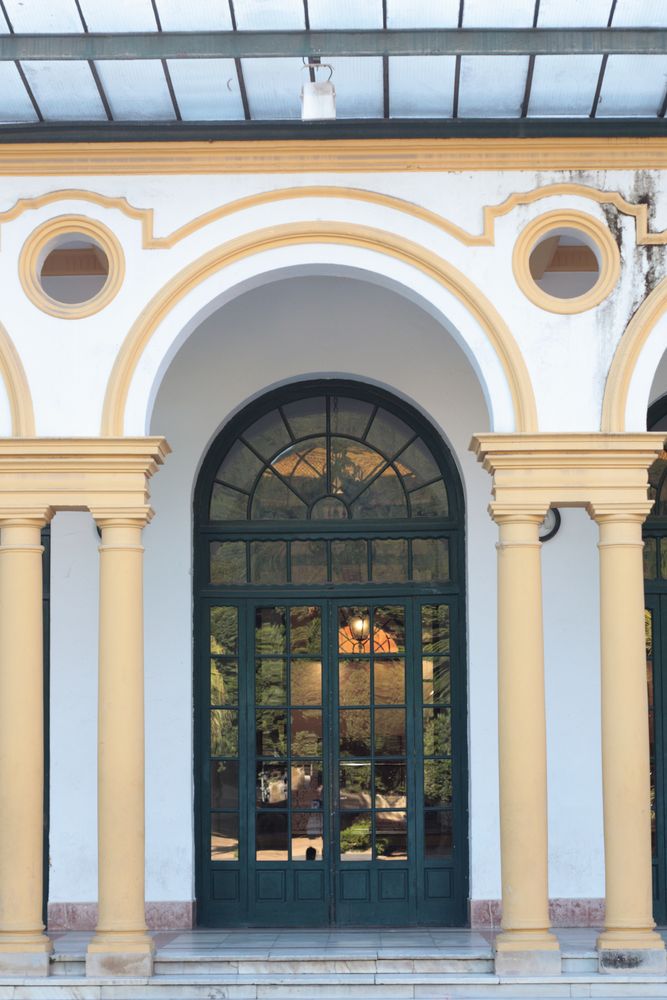 Teatro Lope de Vega, puerta de atrás. 