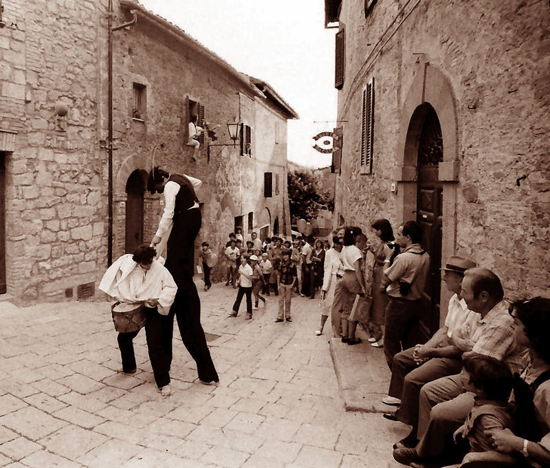 teatro per strada a Monticchiello