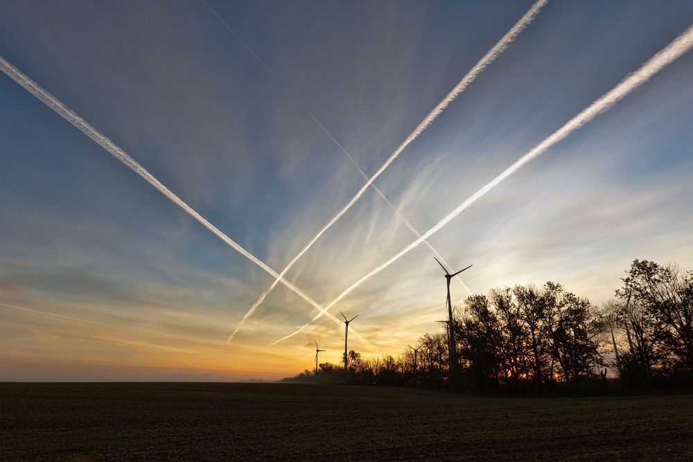 Technik am Himmel und auf der Erde