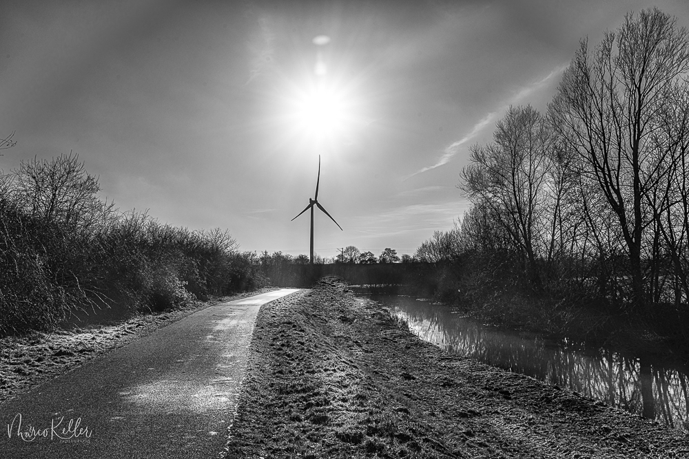 Technik in der Natur im Gegenlicht