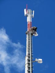 Technik mitten im blauen Himmel