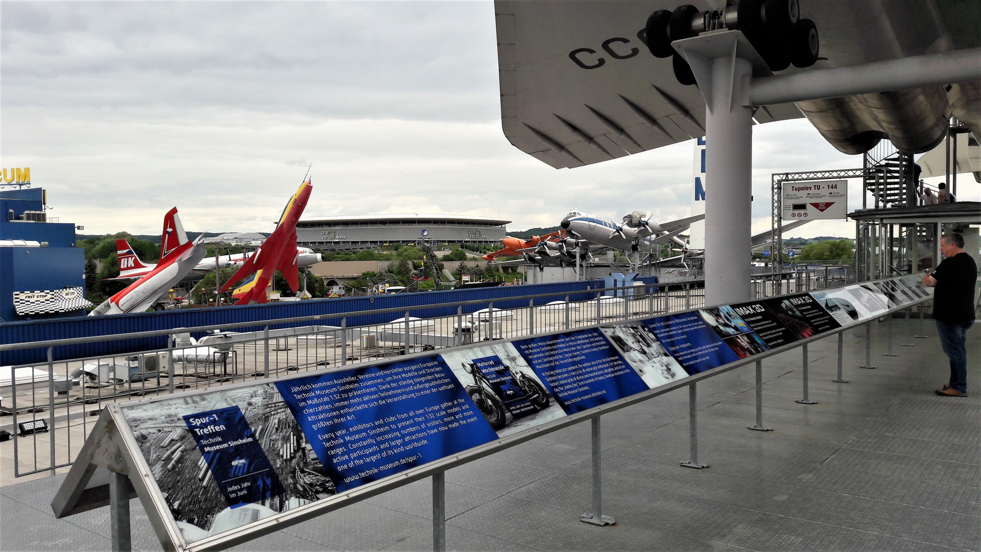 Technikmuseum Sinsheim : Flugzeuge über und vor uns