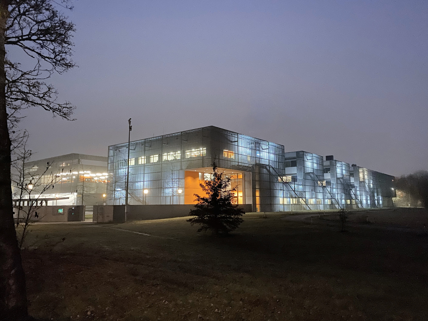 Technisches Betriebszentrum bei Dämmerung