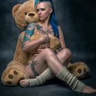 Teddy mit Tattoogirl