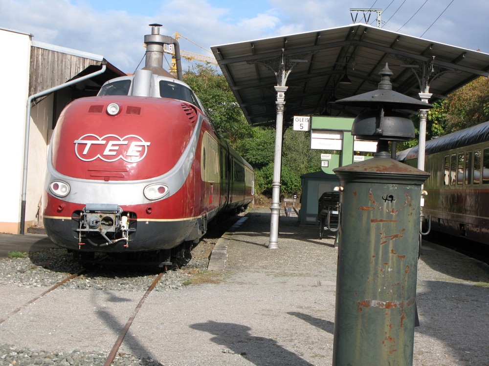 TEE an einem alten Bahnsteig.