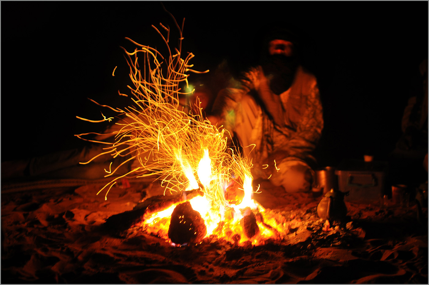 Tee kochen am offenen Feuer