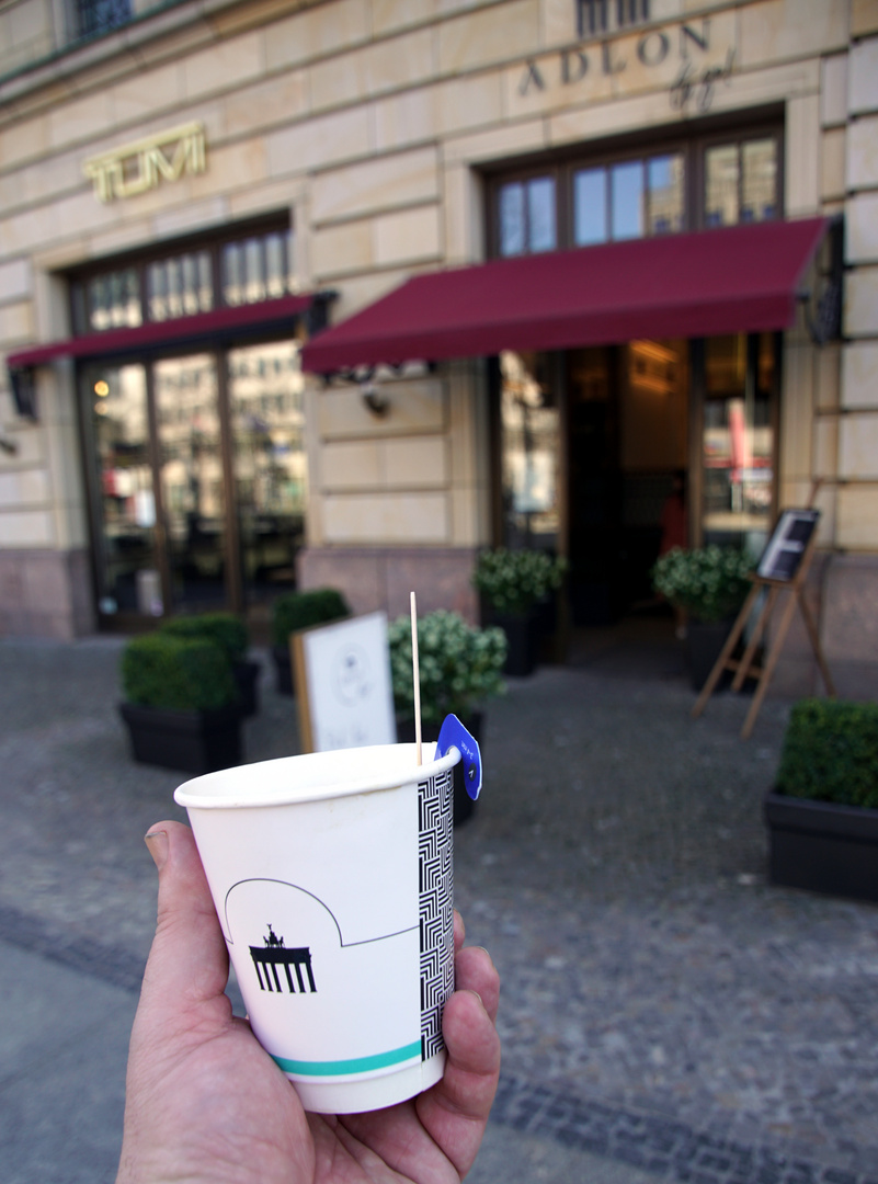 Tee mit Zitrone aus dem "to go" des Hotels Adlon