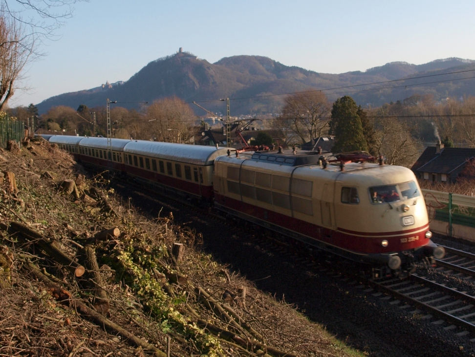 TEE vor dem Drachenfels