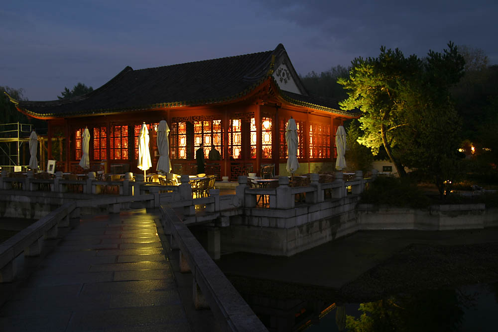 Teehaus bei Nacht