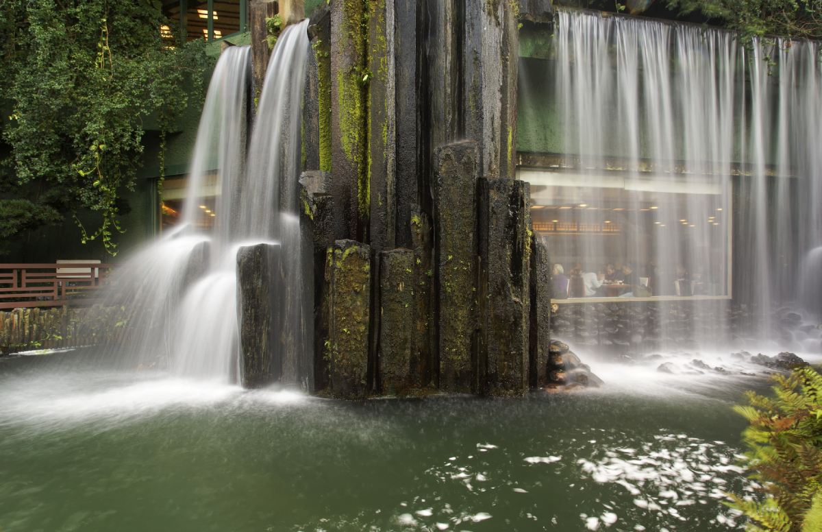 Teehaus hinterm Wasserfall