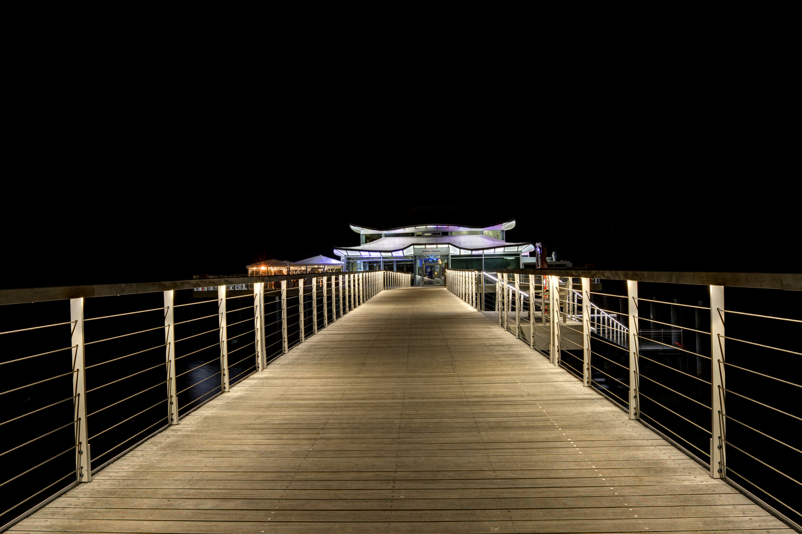 Teehaus in der Nacht