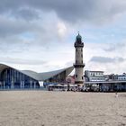 Teepott und Leuchtturm in Warnemünde