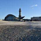 Teepott und Leuchtturm in Warnemünde beim Sturmtief "Zeetje"