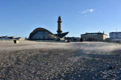 Teepott und Leuchtturm in Warnemünde beim Sturmtief "Zeetje"