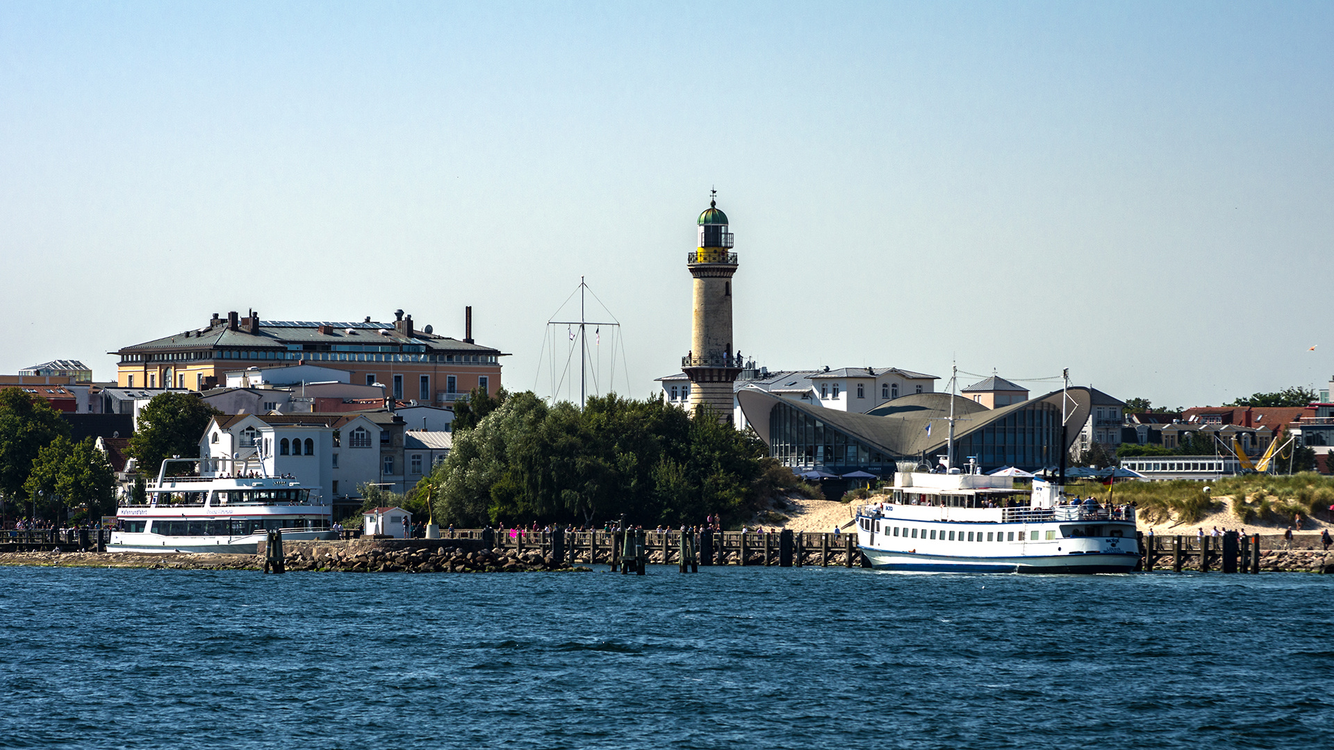 Teepott und Leuchtturm Warnemünde ...