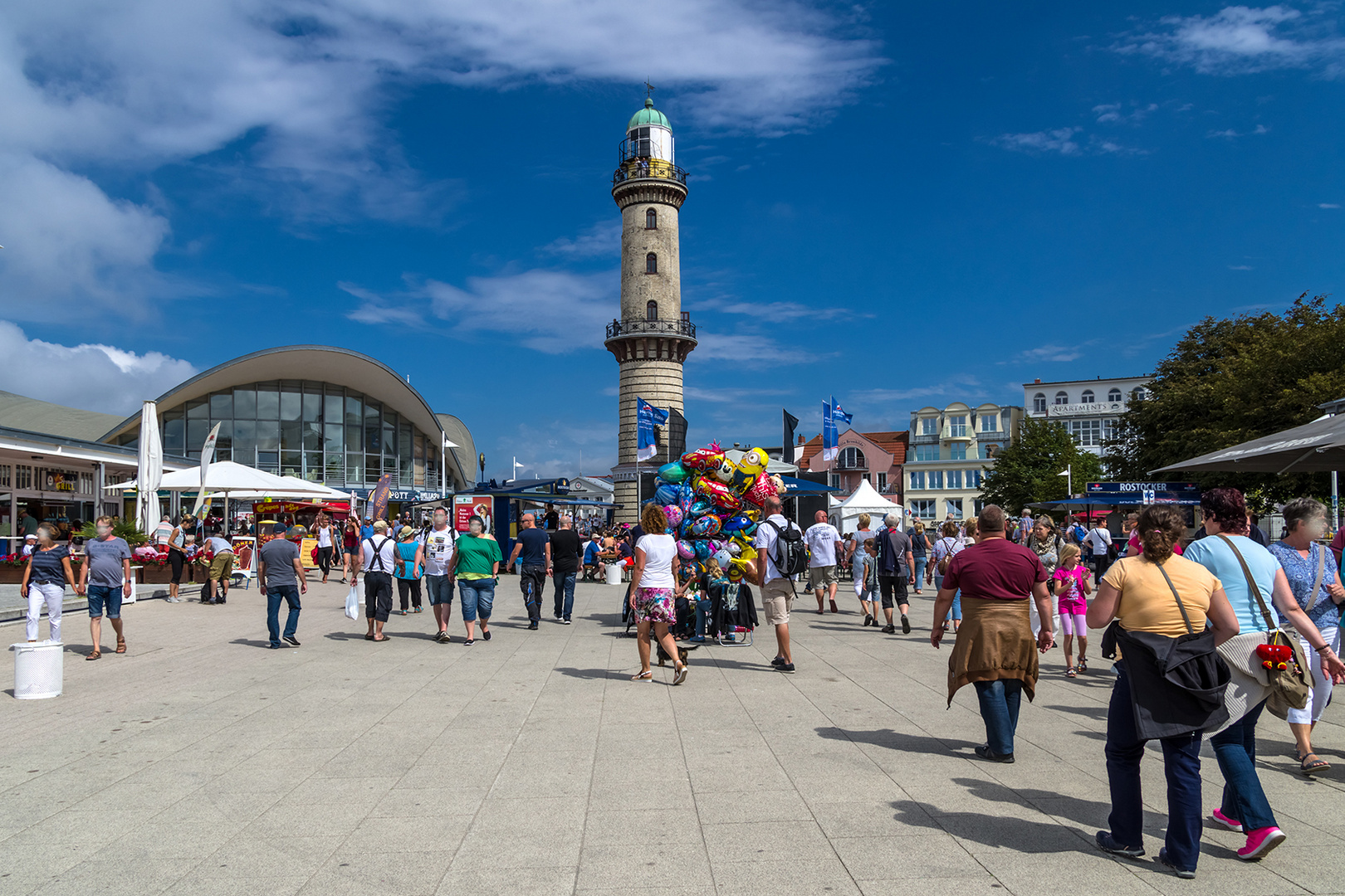 Teepott und Leuchtturm, Warnemünde ...