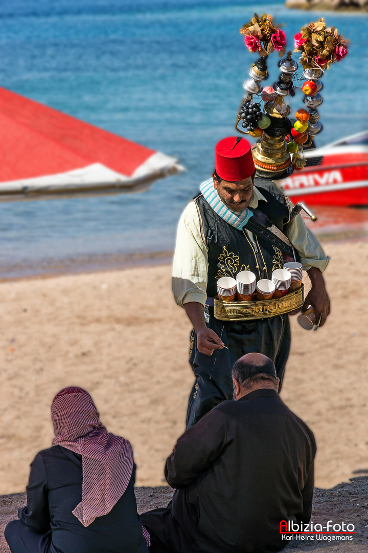 Teeverkäufer am Strand von Aqaba (Jordanien)