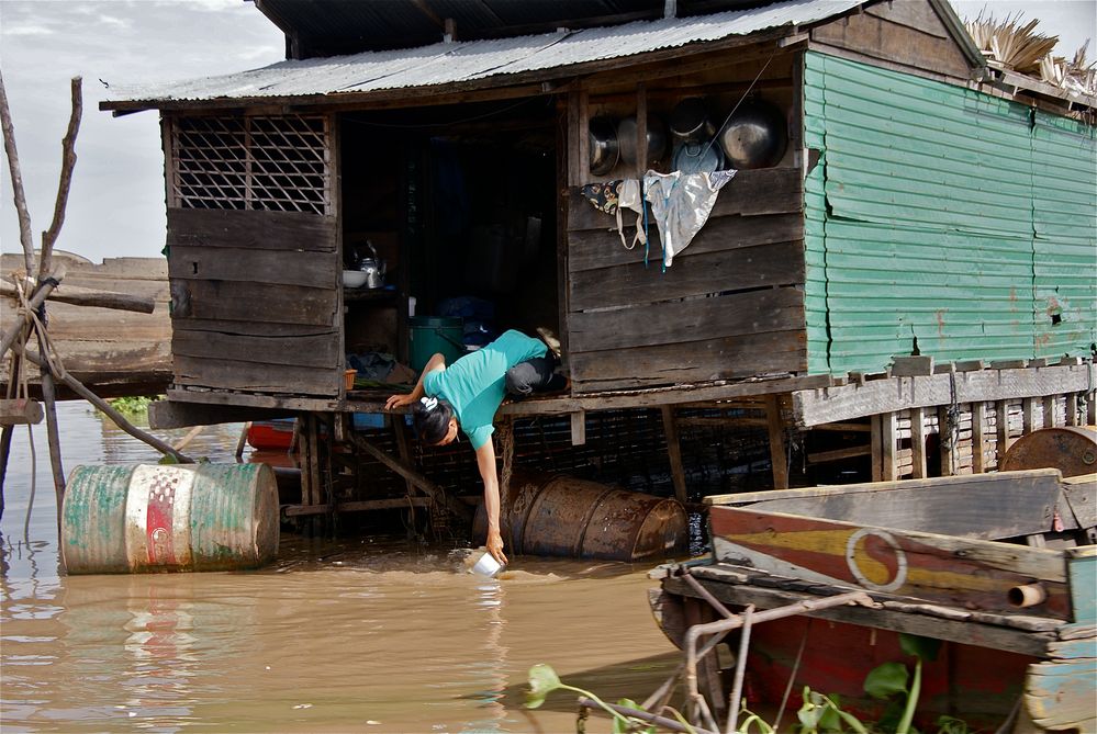 teewasser schöpfen ? tonle sap, cambodia 2010